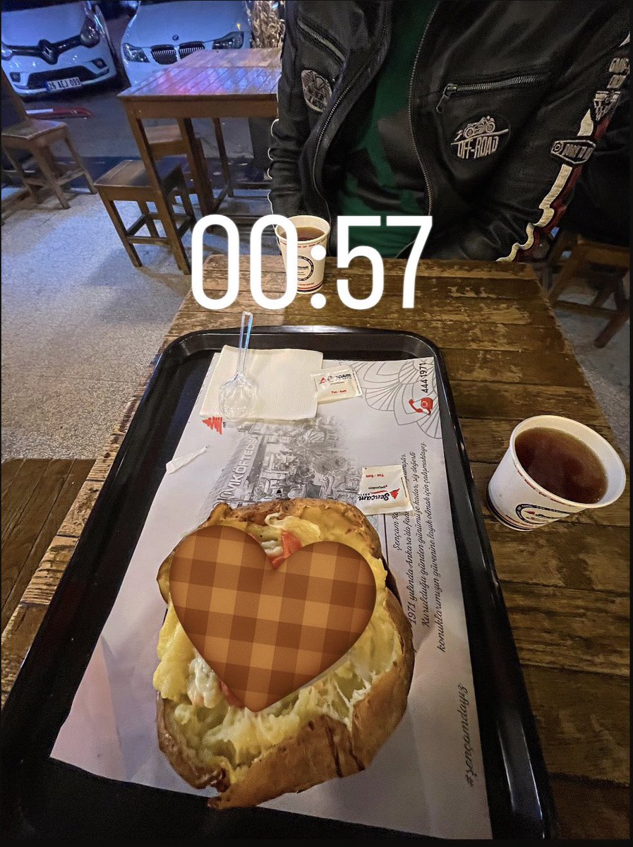 ☕️Sabahin köründe yüzmeye gitmiş ve birkaç saat sonra yeniden gidecek olan 
vs.
🥔Sobaya çok yakın oturarak kalori yakmayı uman 
#perfectmatch  🤪
#AOÇ