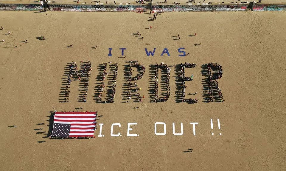 MarcoFoster_'s tweet image. Protesters formed a human banner on Ocean Beach in San Francisco reading: “IT WAS MURDER — ICE OUT!!” in solidarity with Renee Good after she was murdered by ICE agent Jonathan Ross (Photo: Erik Castro)