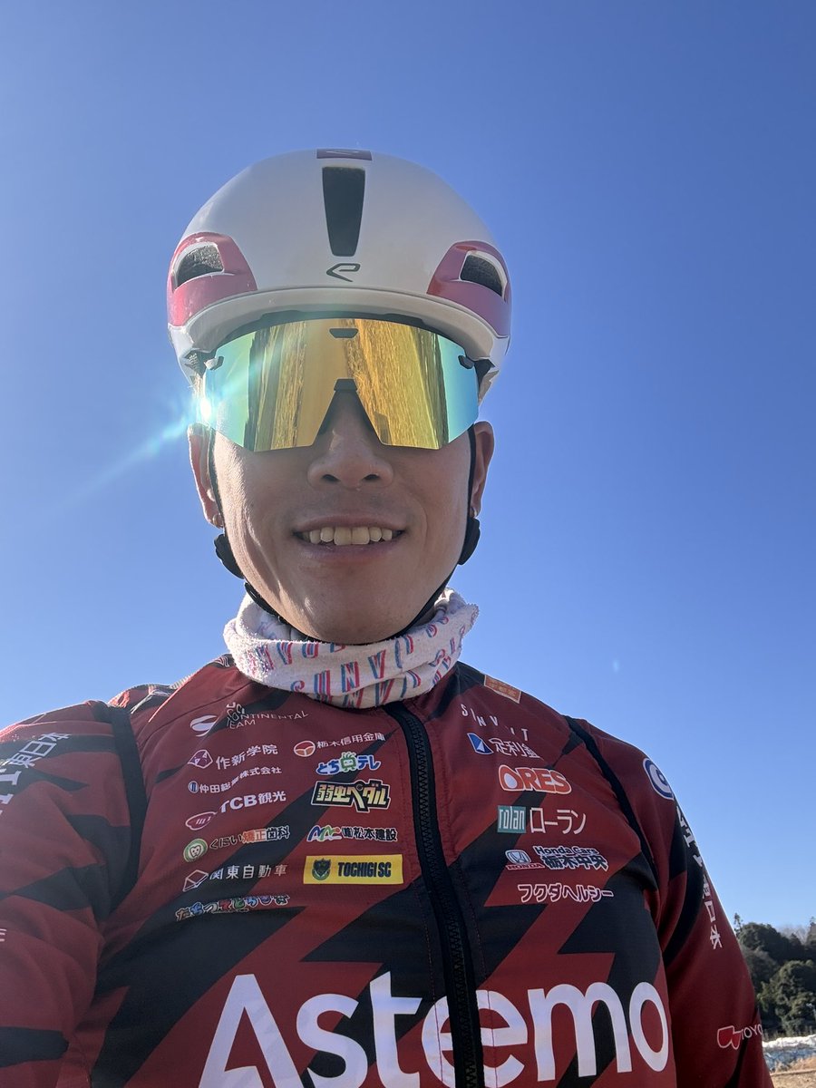 SAWADA_Toki's tweet image. 今シーズンから、ヘルメット＆サングラスは EKOI にサポートしていただきます。

まさに選手の“顔”とも言える部分。
ここが変わるだけで、印象も大きく変わりますね😎

どちらも空力性能に非常に優れた設計で、
クリアな視界のまま風を切る感覚がとにかく気持ちいい✨

#ekoi