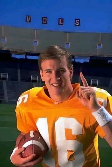 G_Simpson11's tweet image. Blessed to receive an offer to The University of Tennessee!! 🍊🍊#blessed #GB🍊 @ty_simpson06 @Coach_JSimpson @QBCountry @QBC_Nashville @On3sports @TNSelect7V7 @247Sports @RivalsHS @ChadSimmons_ @TomLoy247