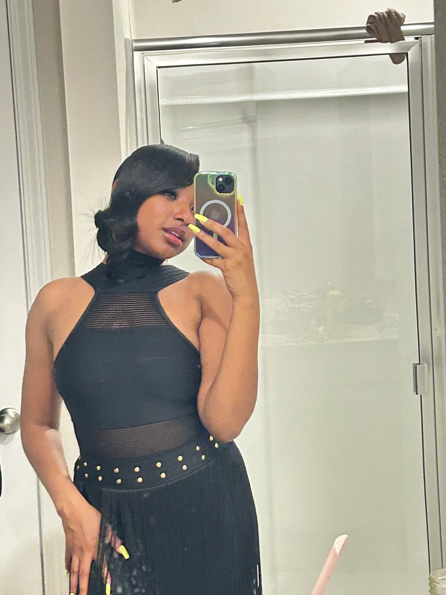 SummerNOTSpring's tweet image. Classy girl 🖤