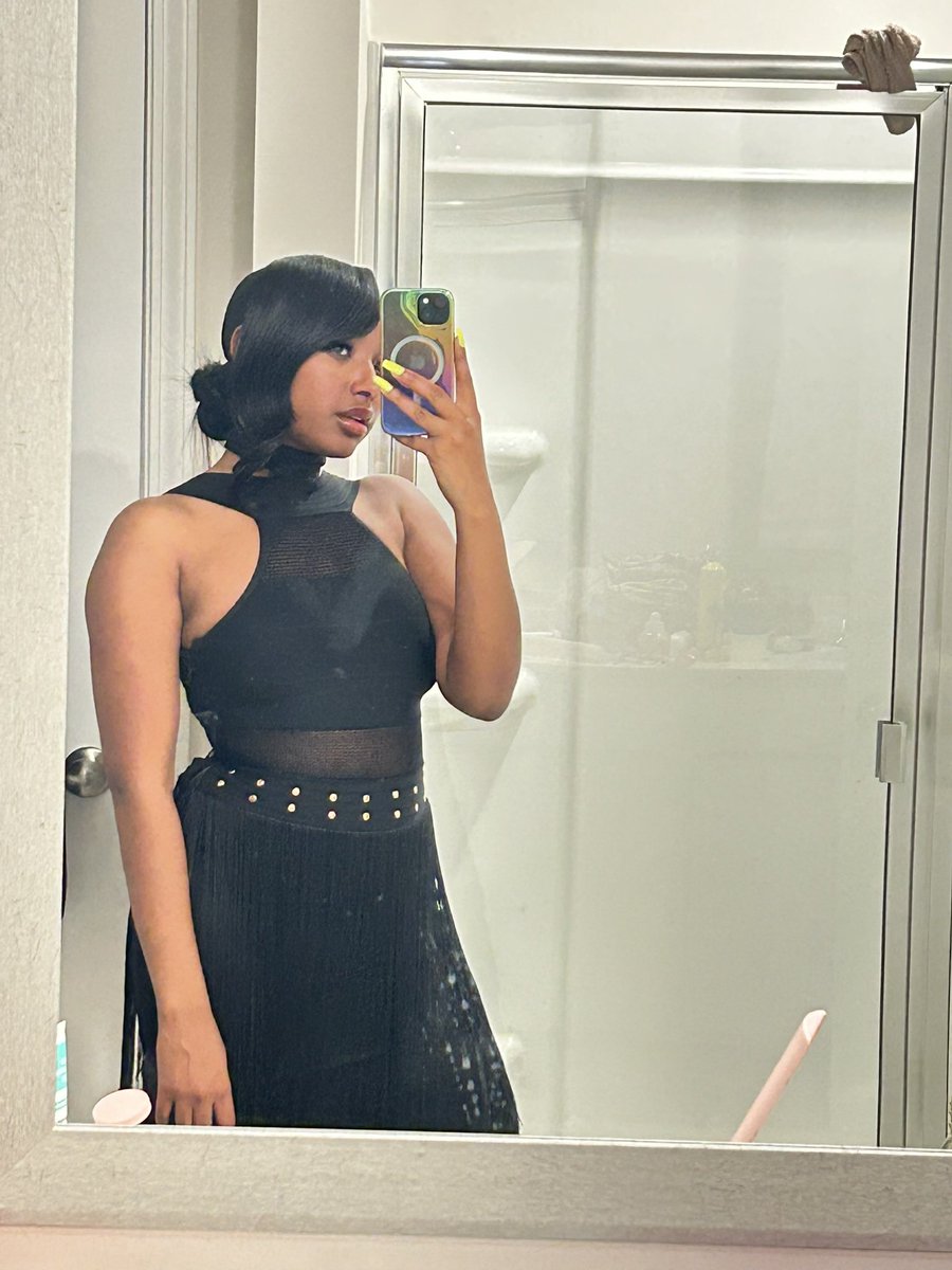 SummerNOTSpring's tweet image. Classy girl 🖤