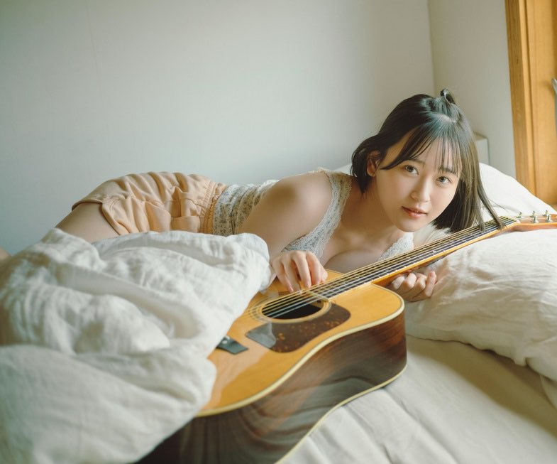 shupure's tweet photo. ギターが得意な彼女らしく「ギターがともだち」をテーマに、お出かけするときも、部屋でまったりするときも、寝る時も、プールで遊ぶときも(!?)
ギターと一緒に過ごす姿を撮影

グラジャパ！限定カット＆ボイスドラマ付き🎸

遠藤璃菜@e_rina_ta 
デジタル写真集『MY FRIEND』
https://t.co/vZRWo776eR https://t.co/GaDG48979H