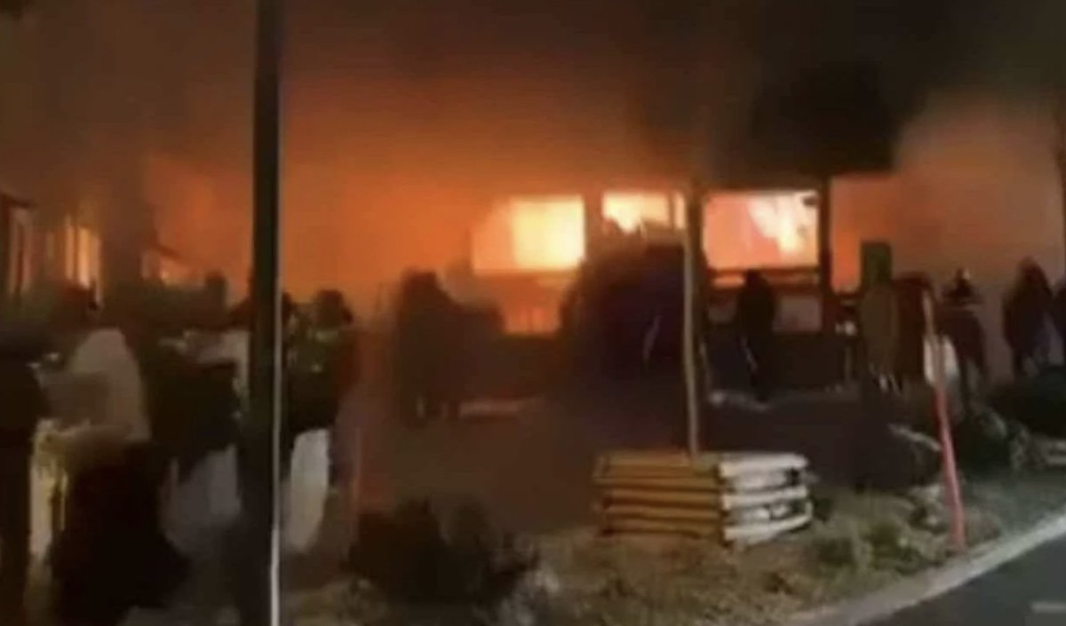 CerfiaFR's tweet image. 🇨🇭 FLASH | Lors de son audition, le propriétaire du bar Le Constellation, Jacques Moretti, a reconnu que la porte de service du rez-de-chaussée était VERROUILLÉE de l’intérieur.

Arrivé sur place quelques minutes après le début du sinistre, il affirme avoir OUVERT lui-même cette…