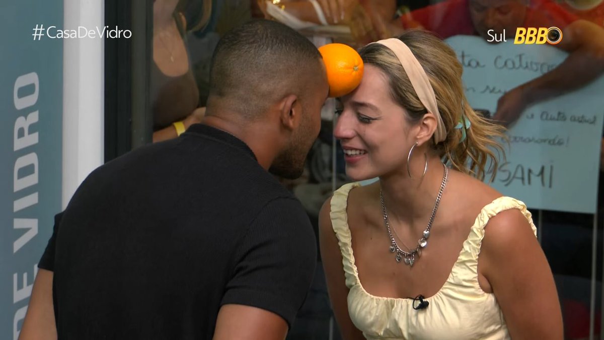 canalantenados's tweet image. Samira: "Lembra que eu comecei a arrotar muito?"

Matheus: "Arrota na minha cara!"

Samira: "Já arrotei!" #CasaDeVidro #BBB26