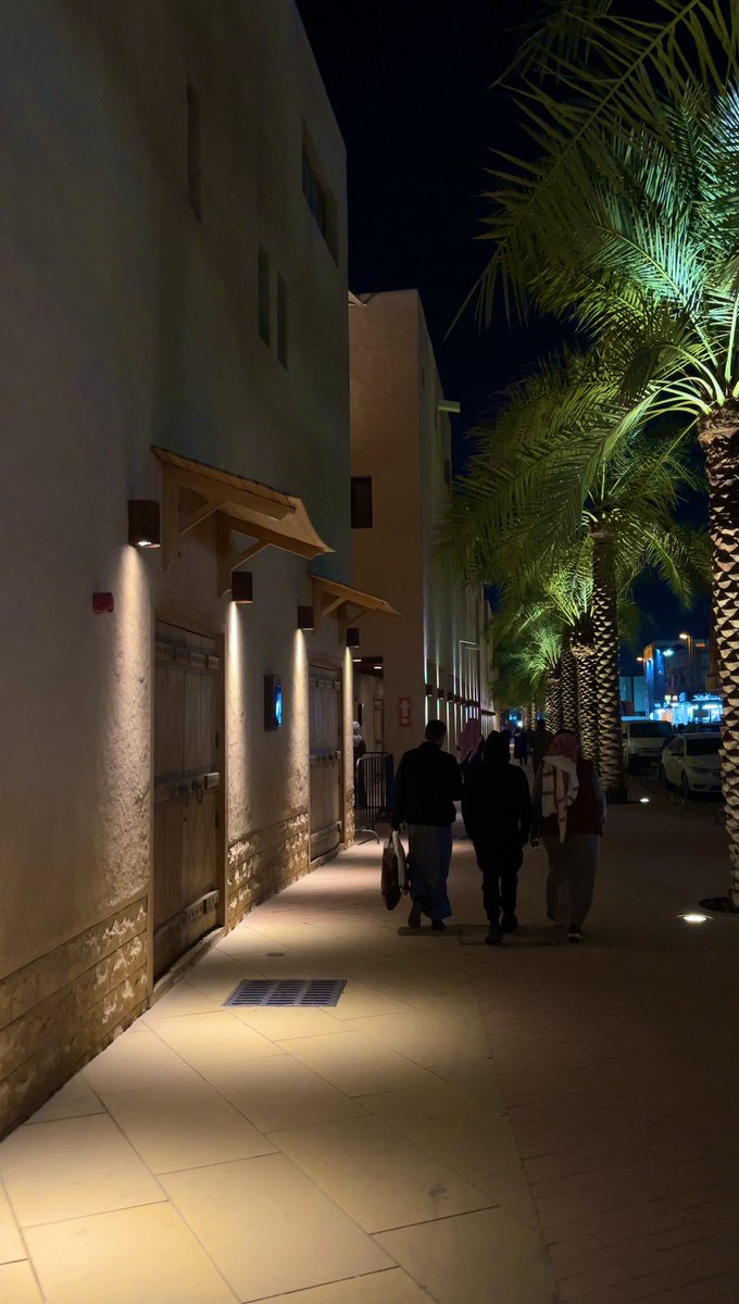 يقول :
أشوف الوجيه العابرة مع طريق المار
ولا زال وجهك في جميع إتجاهاتي

✨🍃