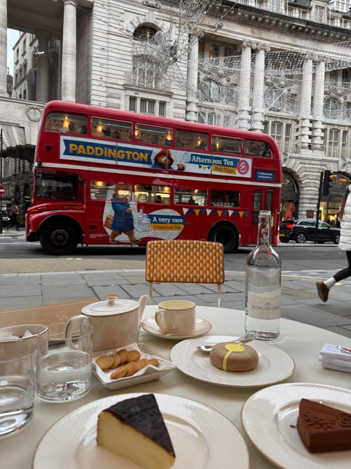 Lola55dlm's tweet photo. Relishing the joy of sweets in the heart of the city.🍰✨ https://t.co/jDywbRnHAx