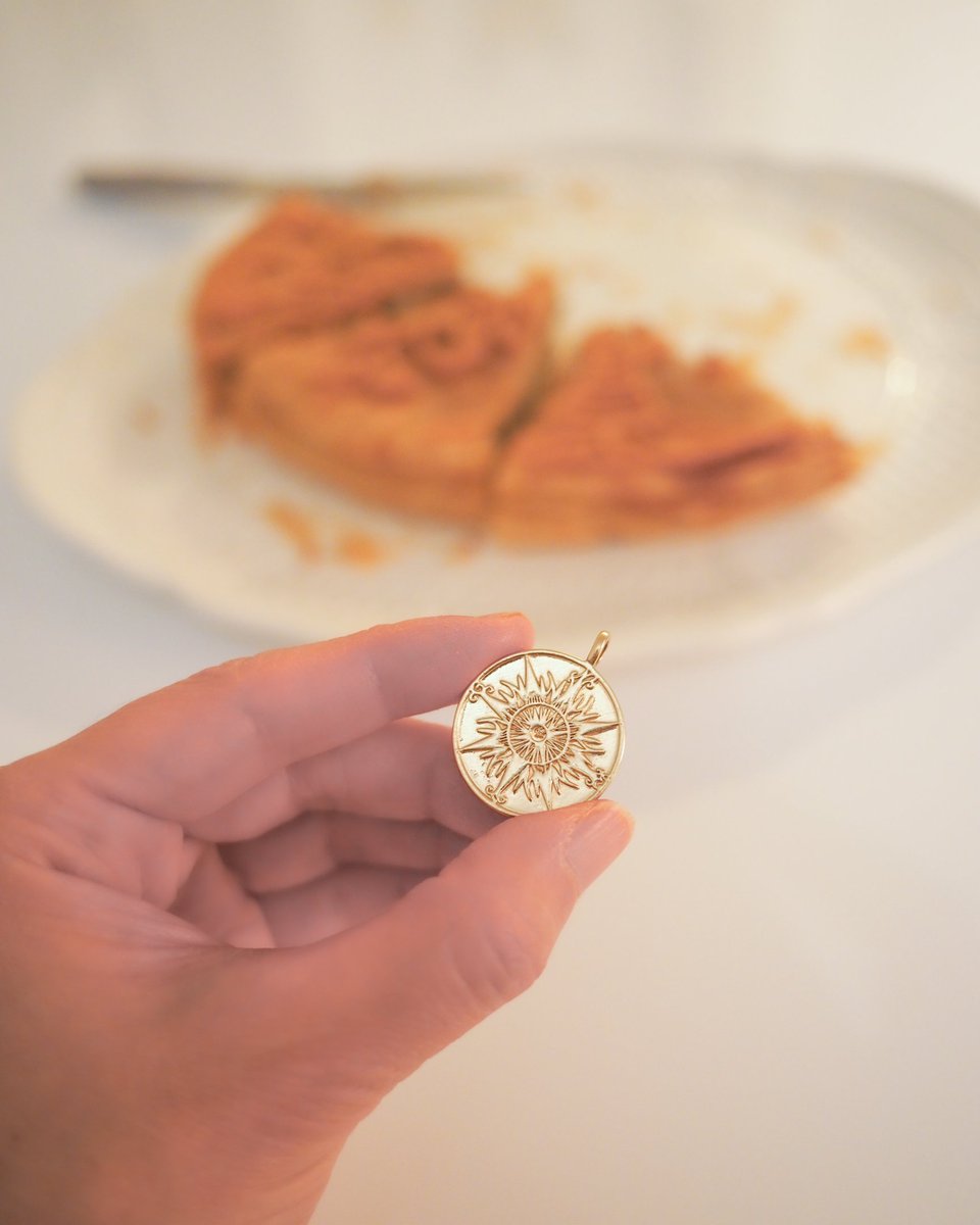 今年のガレットデロワ👑
昨年に引き続きNina Métayerでオーダー

林檎とカルダモンが香るフランジパヌに、ナッツとサクサクのパイの食感、時おりバナナのような濃厚な風味が加わって、とっても美味しい！

王冠もフェーヴも好みで、昨年からすっかりニナ・メタイエにはまってます✨