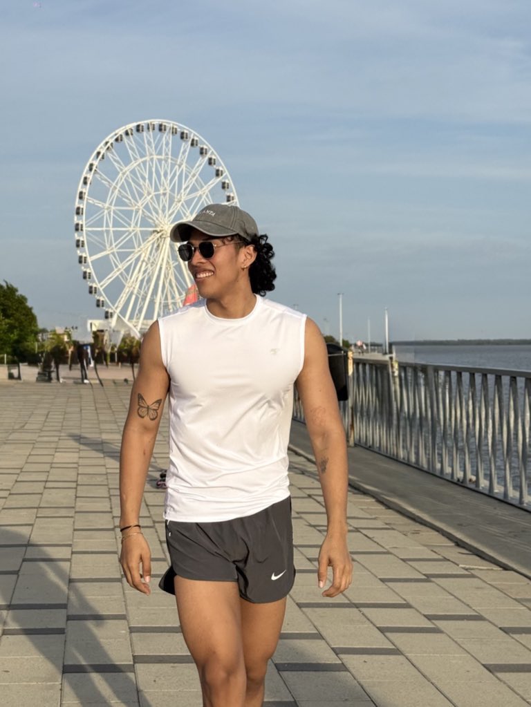 A lo lejos se ve la luna de Barranquilla