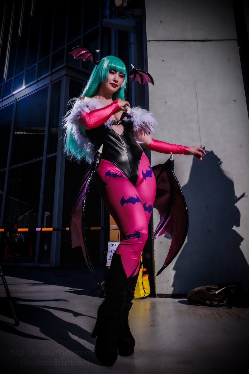 モリガン　ヴァンパイアシリーズ　コスプレ ヴァンパイア」モリガンに扮するコスプレイヤー「翼を生かしたポーズの