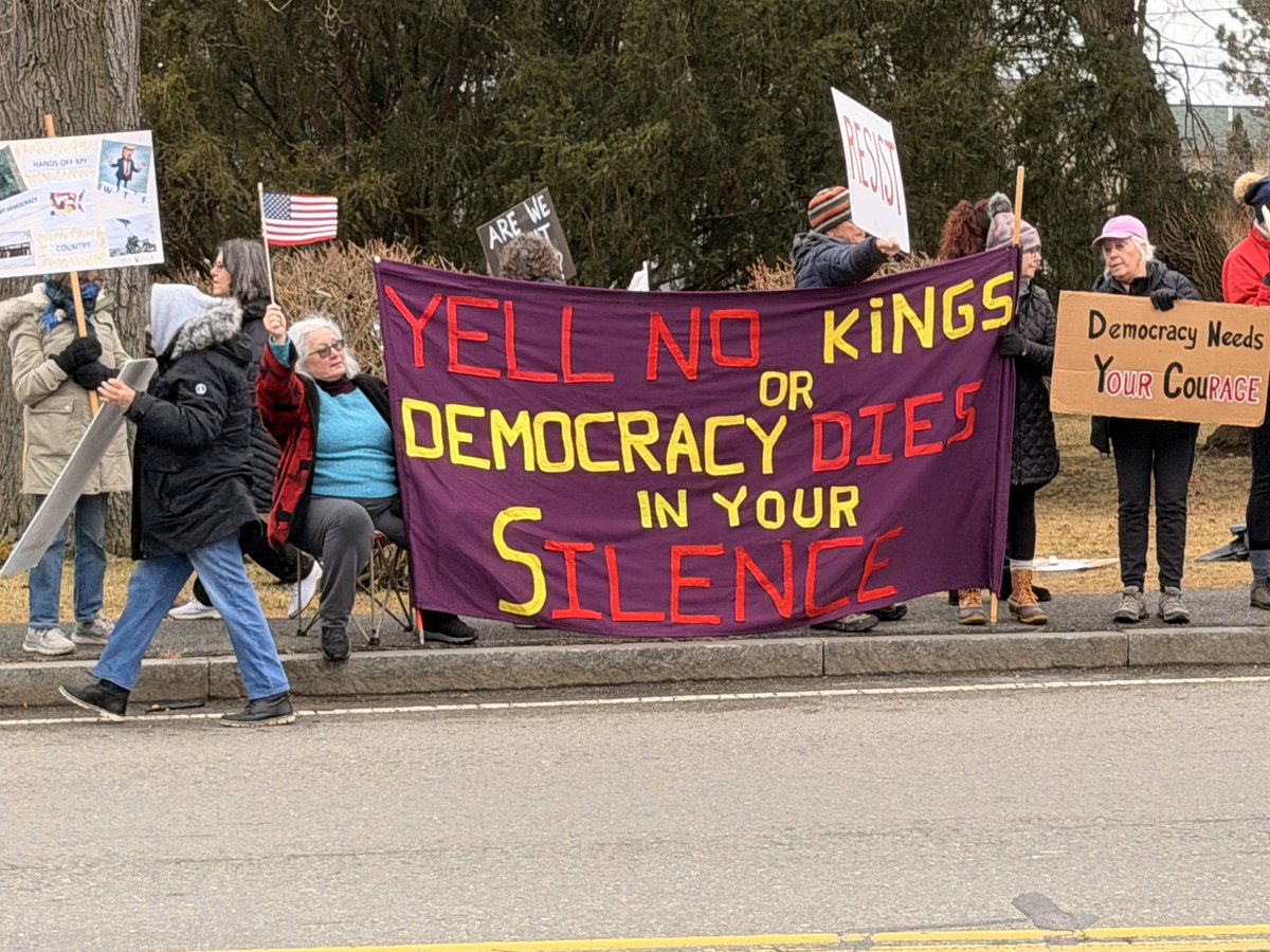 MHDcurrent's tweet image. ICE OUT rally, vigil attracts passionate crowd in Marblehead
Check out a photo and video gallery here: 
marbleheadcurrent.org/2026/01/10/ice…