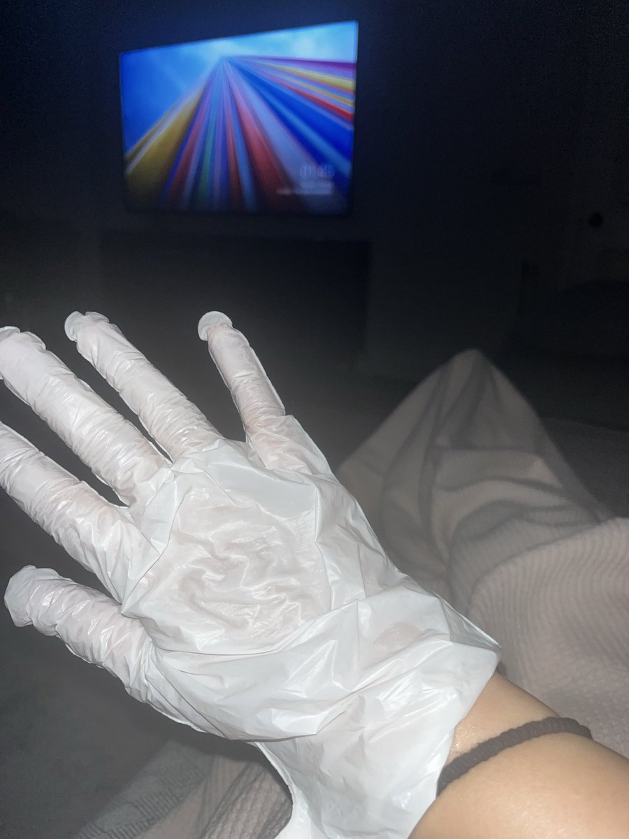 45 gündür evdeyim parmaklarım o kadar yıprandı ki anlatamam pazartesi günü işe başlayacağım için eski haline dönmesi lazım alışkın değilim bu kadar yıpranmış ellere..🤷🏻‍♀️🤦🏻‍♀️