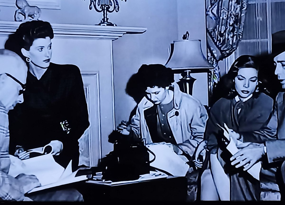 Las miradas irán a los lados de la foto,pero el elemento central es el determinante. 
The Big Sleep, Rio Bravo,Hatari! ,The Long Goodbye..el primer tratamiento del Imperio Contrataca fueron creados por una mujer, su nombre #LeighBrackett