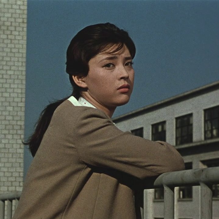 今日は岡田茉莉子さん誕生日｡｢秋日和｣の信じ難い輝きはいつしか｢水で書かれた物語｣の柔らかな光へ｡｢秋津温泉｣を自身で企画する意識高さ､｢エロス＋虐殺｣をはじめ夫吉田喜重の美学系映画がよく似合う人だけに｢タンポポ｣のコミカル味が楽しい｡東宝初色彩映画｢花の中の娘たち｣のヒロイン｡