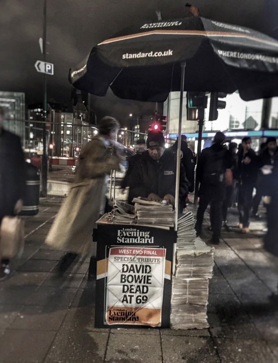 imont's tweet image. Trafalgar Square, Londres. 10/1/2016 #DavidBowie
