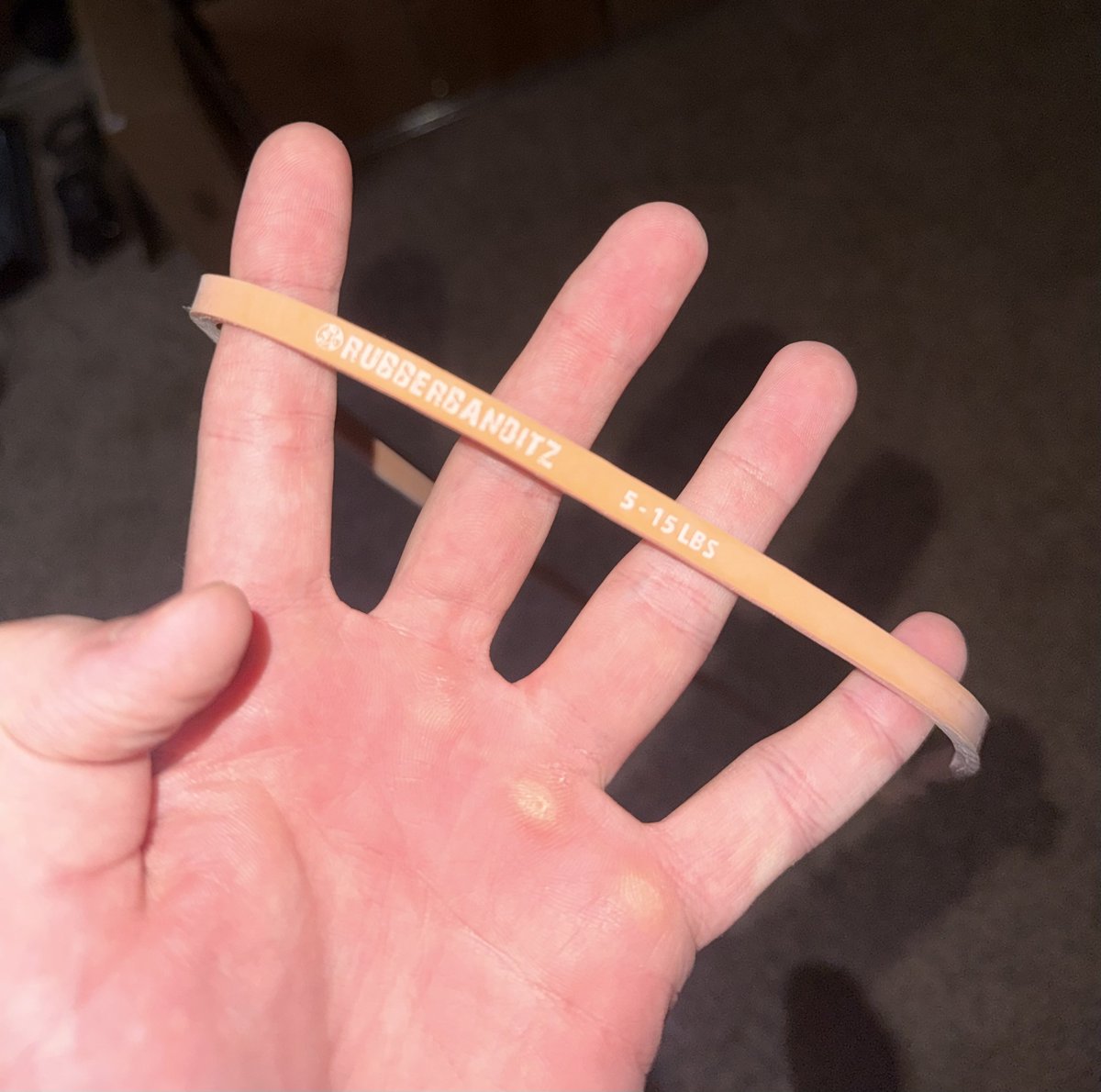 Intrinzc's tweet image. today i started training gymnastic ring muscle ups, and could only do it with the a 40-80lb band for assistance

now a few hours later, i can do it with 5-15lb band. 

lol at this rate i’ll be doing ring muscle ups without a band by tomorrow