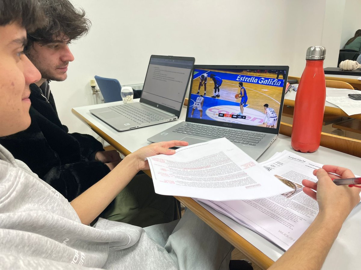 quefomo_'s tweet photo. non é que me interese moito o baloncesto como concepto pero calquer distracción vale en dereito usc, forza obra ou nn sei que https://t.co/wduHtbpmSC
