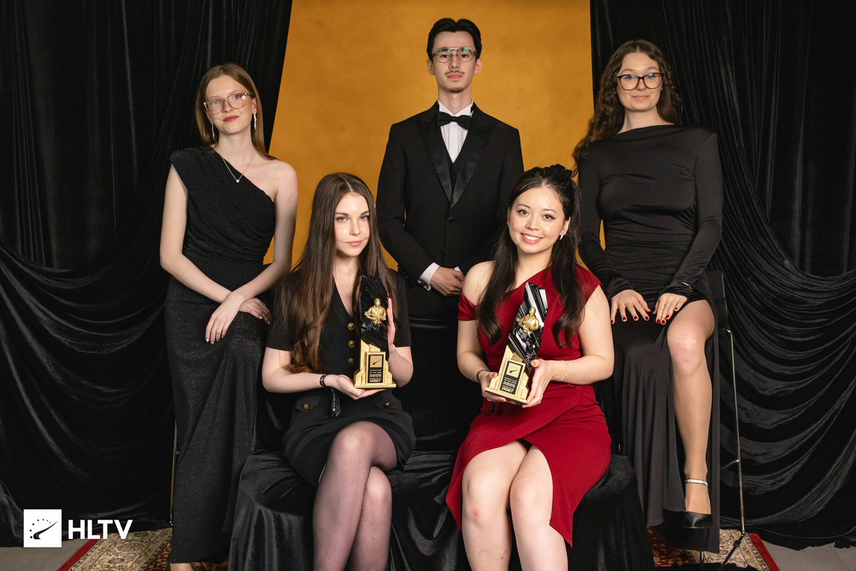 astramcs's tweet image. FINALLY DID IT!!! 
WOMEN’S TEAM AND PLAYER OF THE YEAR ❤️❤️❤️