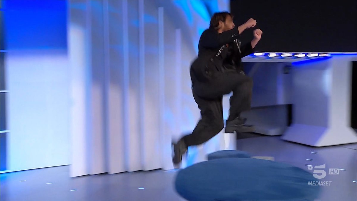 maristellapi's tweet image. Can quando vedrà lo spacciatore tonino fuori dagli studi #cepostaperte