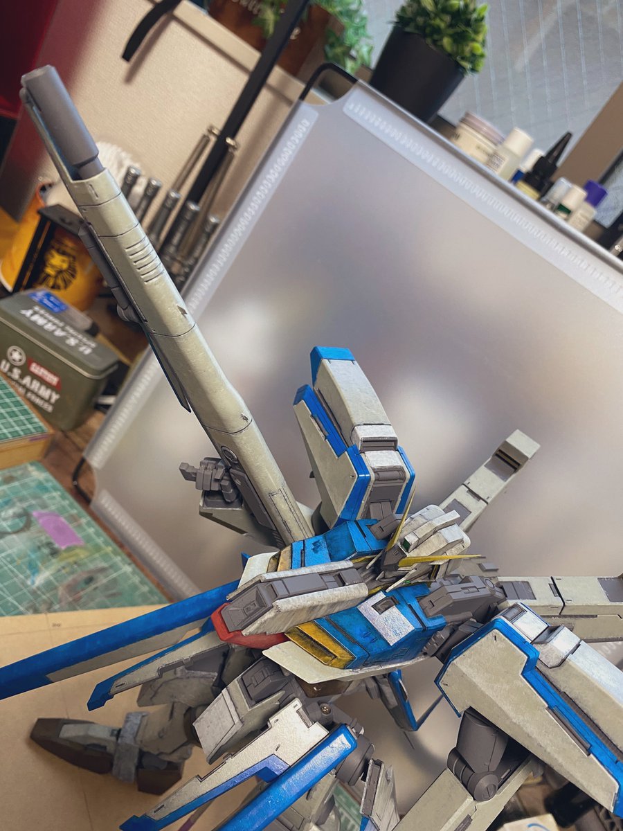 #ガンダムセンチネル
#ガンダム 
ほぼ日刊　Ｓ２ガンダム（仮）

今朝はビームライフルのメインカラーを塗り塗り😪
段々白塗装に飽きてきたのでフレーム色塗って気分転換しようかな🤔

一応可動モデルですが
色々と重過ぎるのでビスを増し締めして固定化しちゃってます🪛