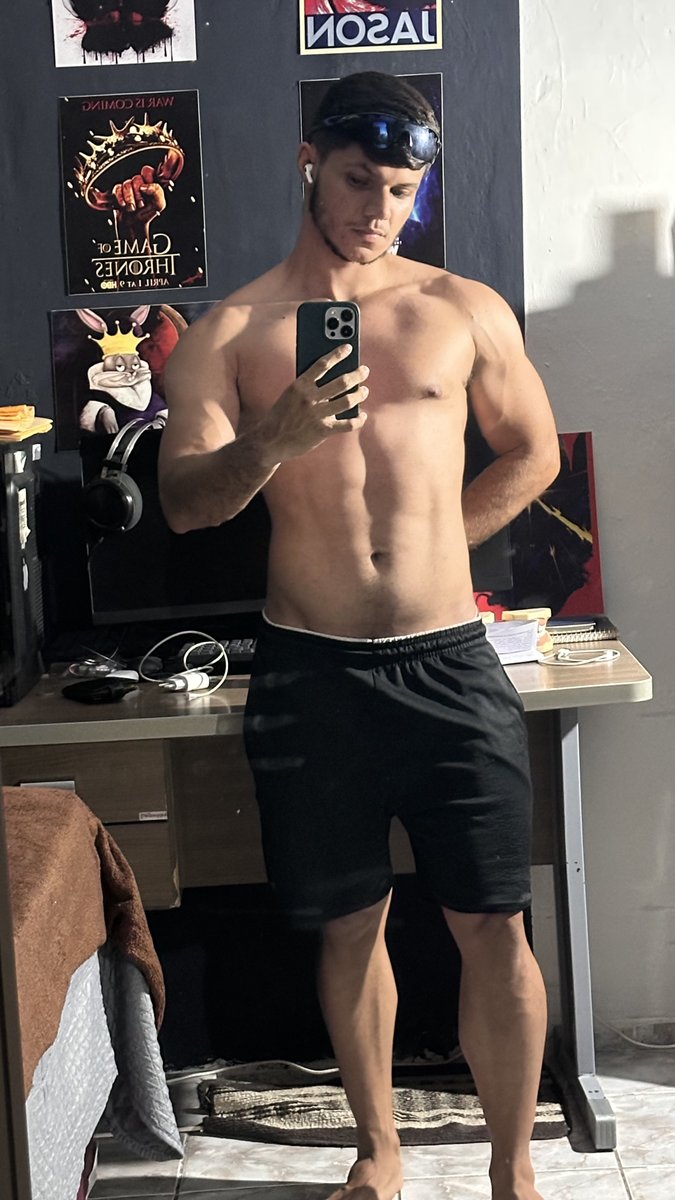 tonysalsz's tweet image. Amo o carnaval porque é o único evento social em que isso daqui já seria um roupa apropriada