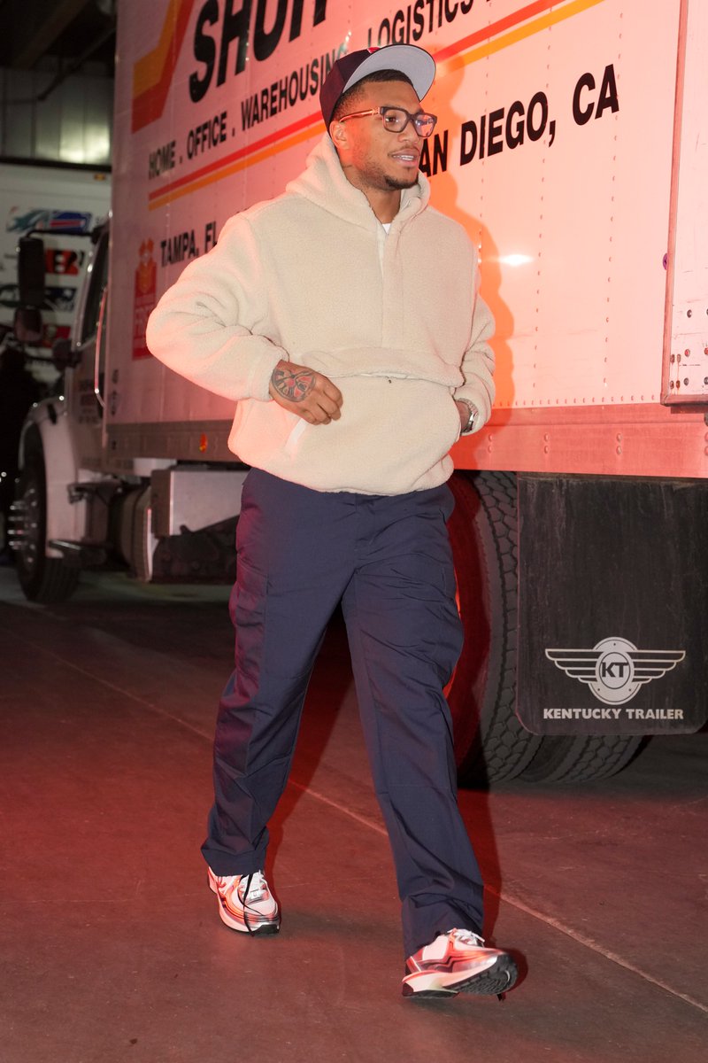 NFL's tweet image. A couple of @ChicagoBears WRs 🤩

GBvsCHI – 8pm ET on Prime Video
Also streaming on @NFLPlus