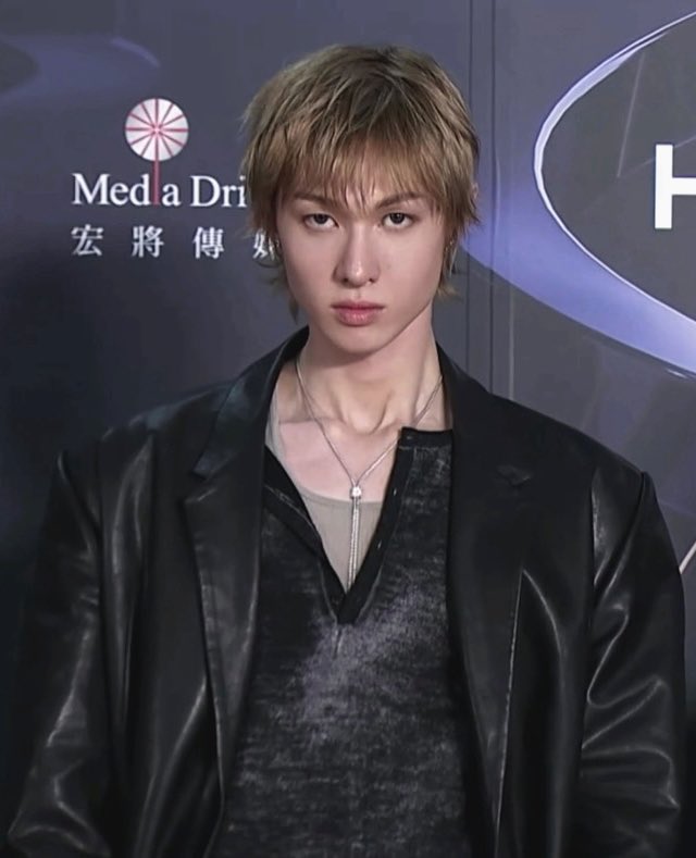 coerful's tweet image. it’s giving white swan and black swan