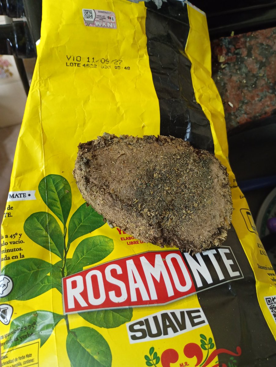Que onda <a href="/RosamonteARG/">Rosamonte</a> no sabía que la yerba venía con sorpresa ahora , una vergüenza encontrar esto en el fondo del paquete , no quiero pensar mal pero nos están afanando .