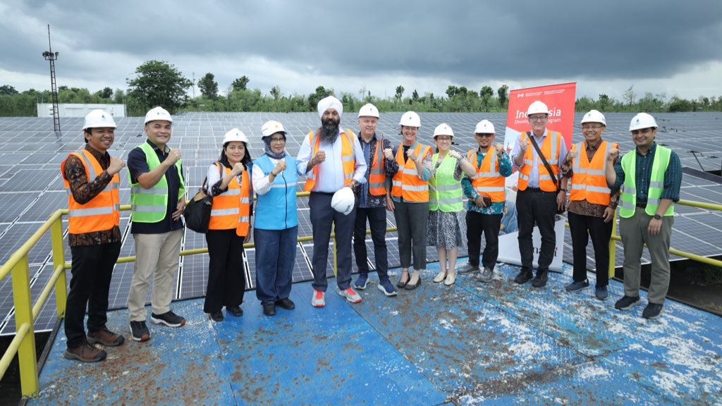 randeepssarai's tweet image. Clean energy can power growth. Supported by Canada and @ADB_HQ, Vena Energy solar plant is one of Indonesia’s first private-sector solar projects. Indonesia’s renewable transition is unlocking inclusive economic opportunities for local communities while fighting climate change.