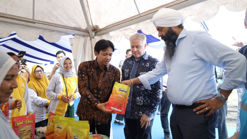 randeepssarai's tweet image. Clean energy can power growth. Supported by Canada and @ADB_HQ, Vena Energy solar plant is one of Indonesia’s first private-sector solar projects. Indonesia’s renewable transition is unlocking inclusive economic opportunities for local communities while fighting climate change.