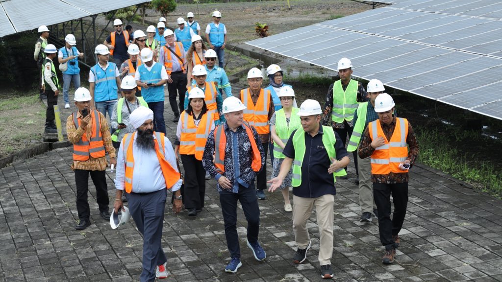 randeepssarai's tweet image. Clean energy can power growth. Supported by Canada and @ADB_HQ, Vena Energy solar plant is one of Indonesia’s first private-sector solar projects. Indonesia’s renewable transition is unlocking inclusive economic opportunities for local communities while fighting climate change.