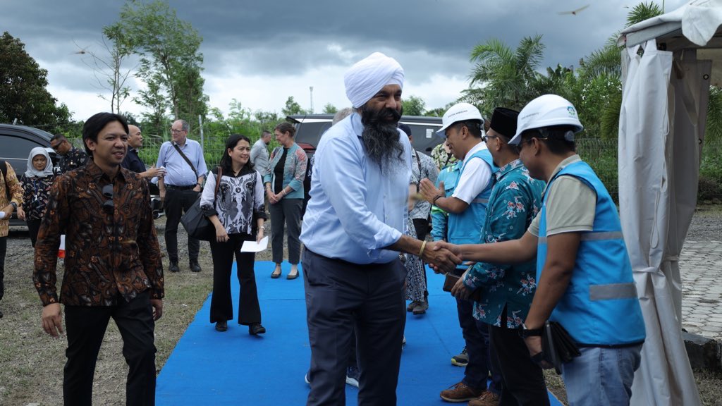 randeepssarai's tweet image. Clean energy can power growth. Supported by Canada and @ADB_HQ, Vena Energy solar plant is one of Indonesia’s first private-sector solar projects. Indonesia’s renewable transition is unlocking inclusive economic opportunities for local communities while fighting climate change.