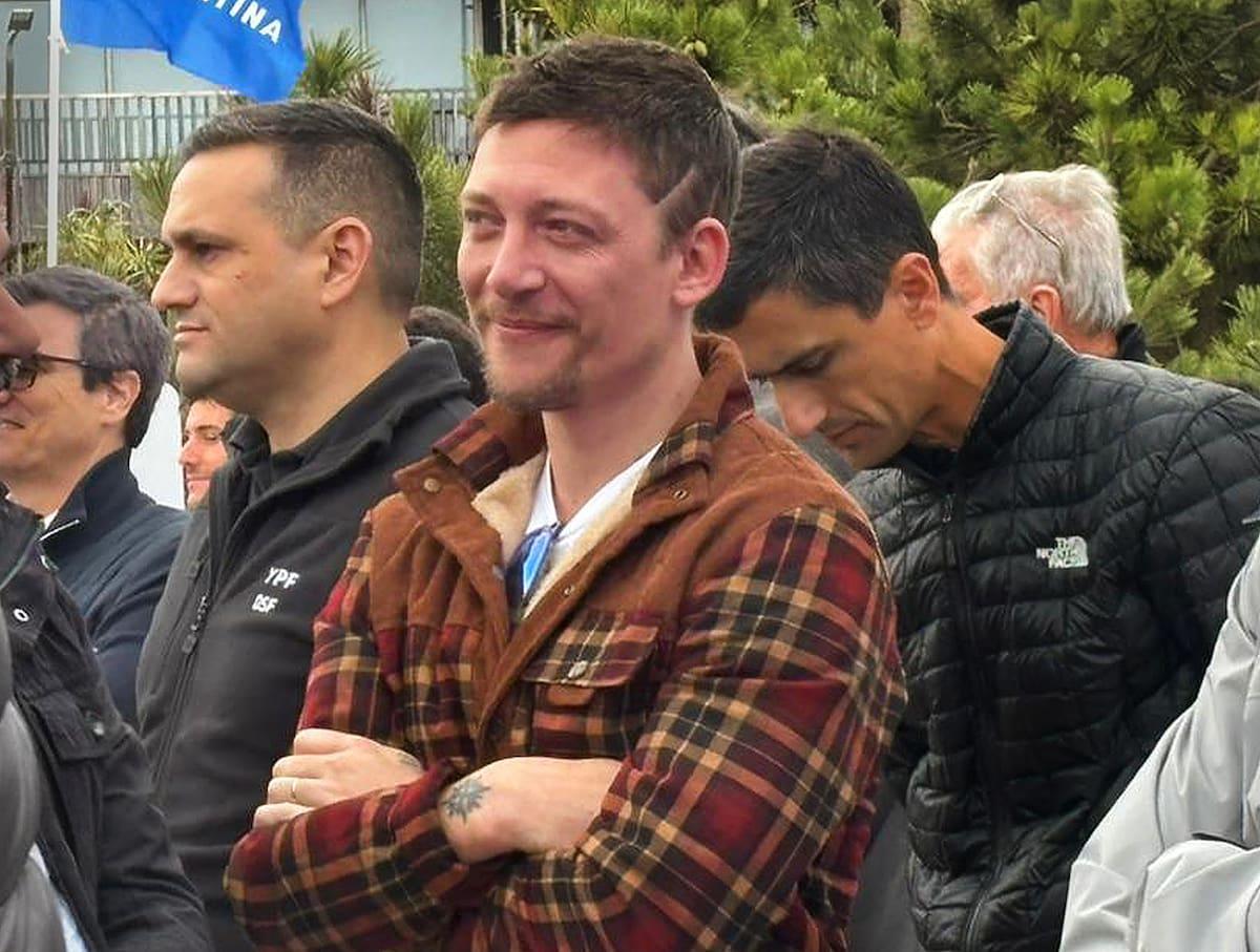 LANACION's tweet image. Santiago Caputo reapareció con nuevo look en Pinamar y le respondió a Guillermo Francos lanacion.com.ar/politica/santi…