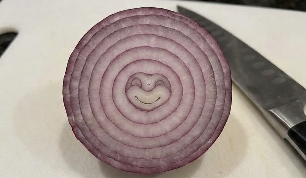 limelchert's tweet image. não ignore a cebola sorridente e vc vai ter o melhor ano da sua vida inteira