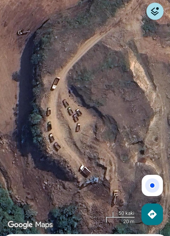 demiwhisnu's tweet image. Alas roban angker ? 
Setane wedi karo buldozer.