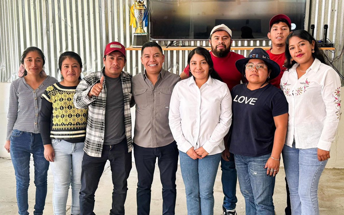 BenjaViverosOax's tweet photo. Estamos trabajando en territorio, en unión y organización, junto con mis amigas y amigos del #Distrito04.

¡Sigamos impulsando el #RelevoGeneracional! https://t.co/mmn8mKKrIc