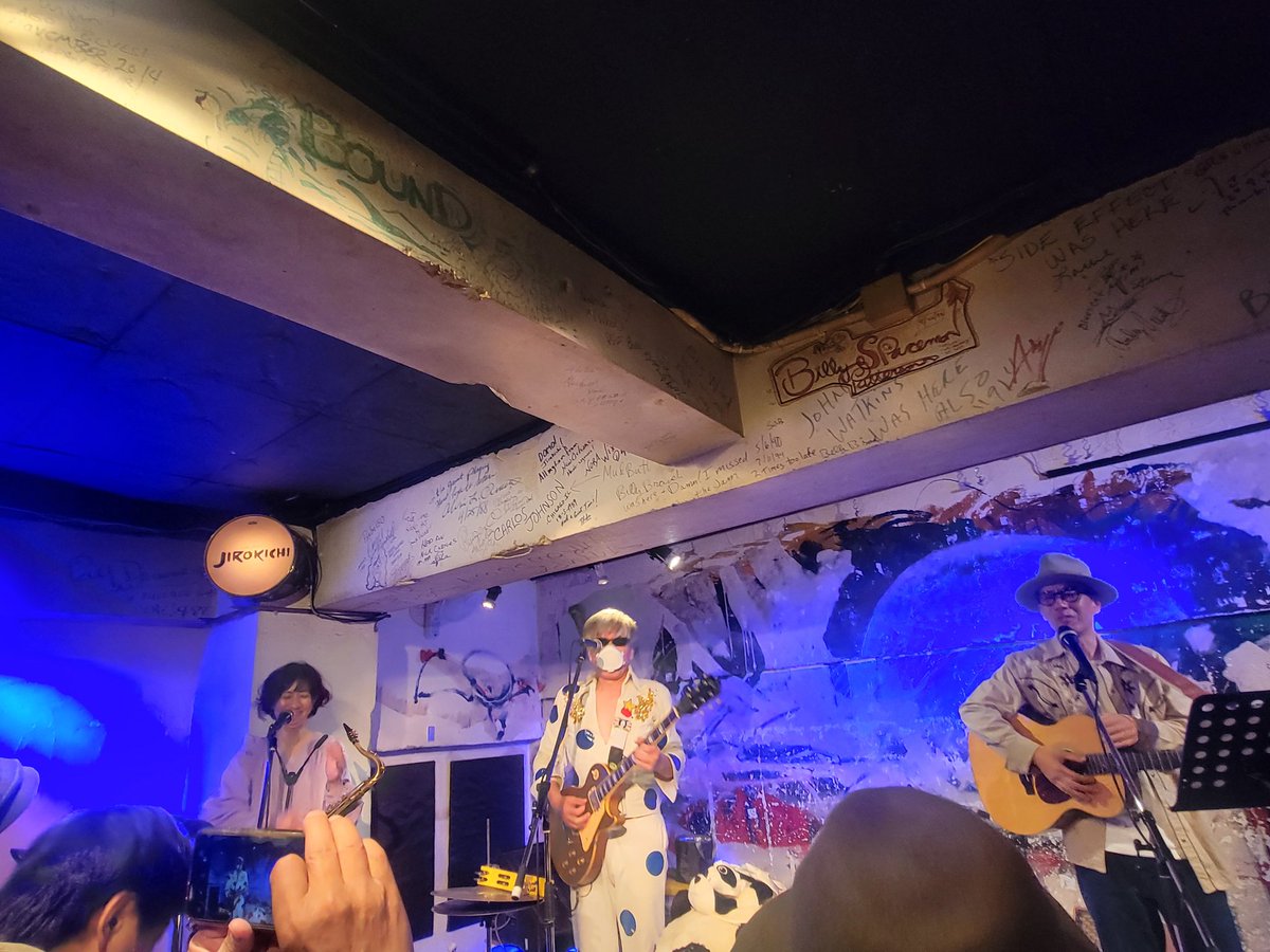 今年初のライブ！！
サイコー！！！ありがとうございました🎶
そして高校時代の同級生に合わせてくれてありがとうございます。しげるさん繋がりが神がかって凄い✨✨LINE交換出来ました！呑みにいこうねって約束したので楽しみです(*´艸`)