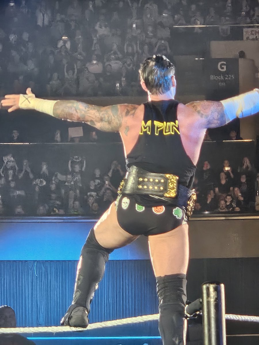 Kylecam2509's tweet image. Brilliant night at #WWEGlasgow. Crowd was brilliant the whole night and seeing @DMcIntyreWWE  coming home and bringing the WWE Title with him was special and hopefully the next time WWE comes back he still has it.