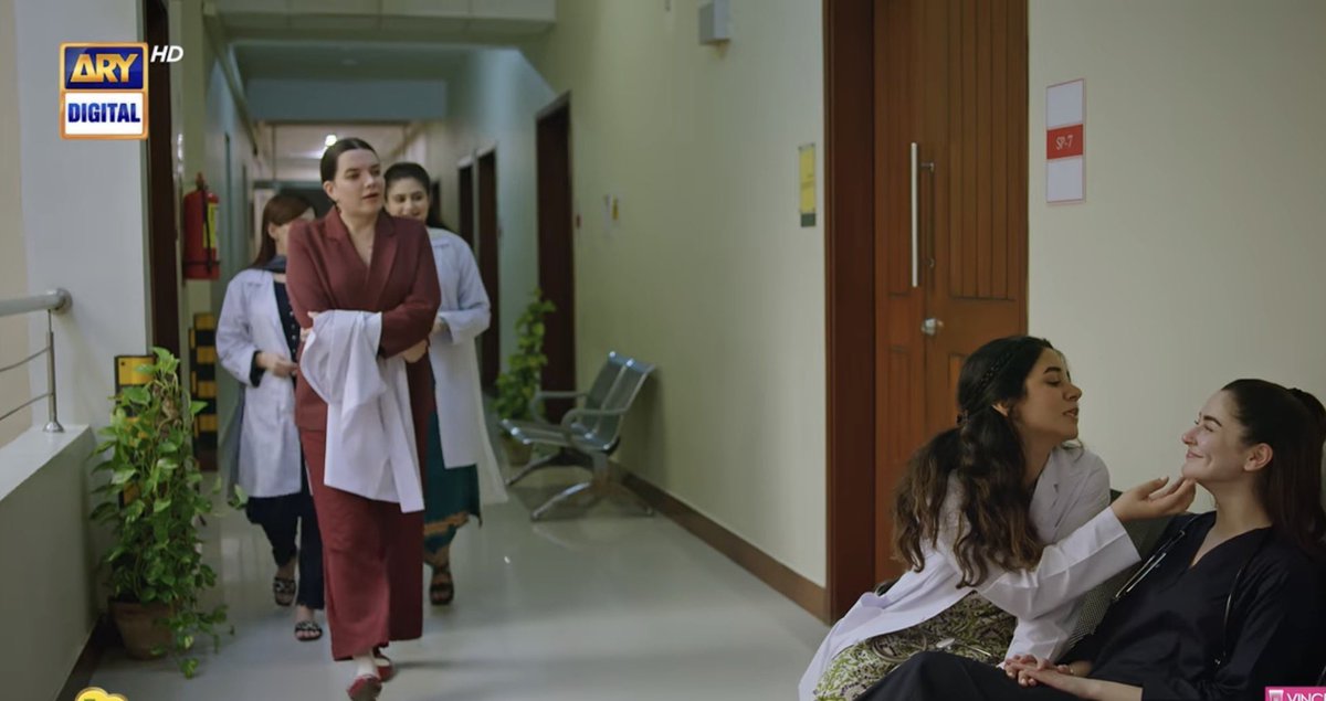 AS_Resists's tweet image. Morning times Mehrub goes on shoots, evenings are dedicated to anti Imran Khan tweets 🤡