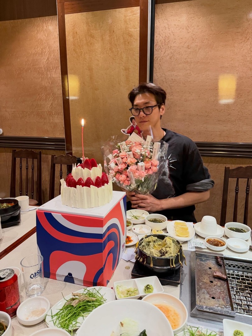 kdrama_menfess's tweet image. happy birthday actor Kim Youngkwang 🤩🥰 

kalian paling suka karakter mas aksa di •kdm• apa nih guysss??