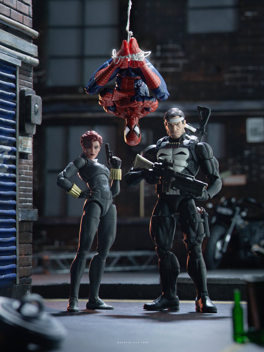 andrewone1000's tweet image. Peter: “Frank, I thought we said no guns for this.”

Frank: “Listen, kid. I’m not here to play kids’ games.”

#Toyphotography 
#spiderman