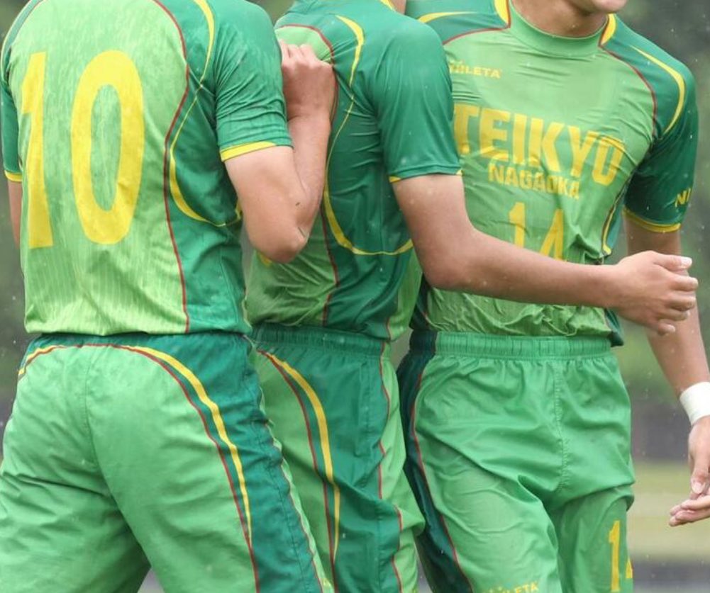 帝京長岡のユニフォーム 背番号見づらいな 黄緑に黄色の番号はあかん