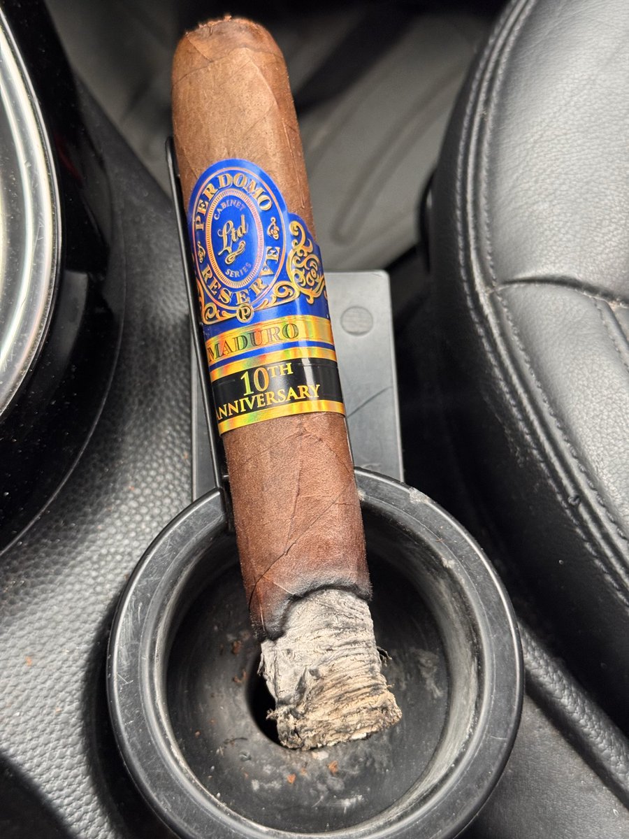 daddy181908's tweet image. End of workweek ritual observed with a Perdomo 10th Anniversary Maduro.