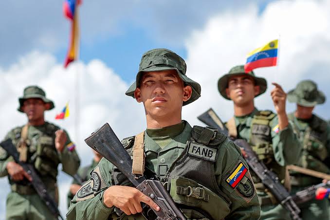 BREAKING: 

🇻🇪🇺🇸 US calls on nationals to leave Venezuela as armed militias are setting up roadblocks and searching vehicles for evidence of U.S. citizenship or support for the United States.

Looks like nobody is going to extract oil from there.