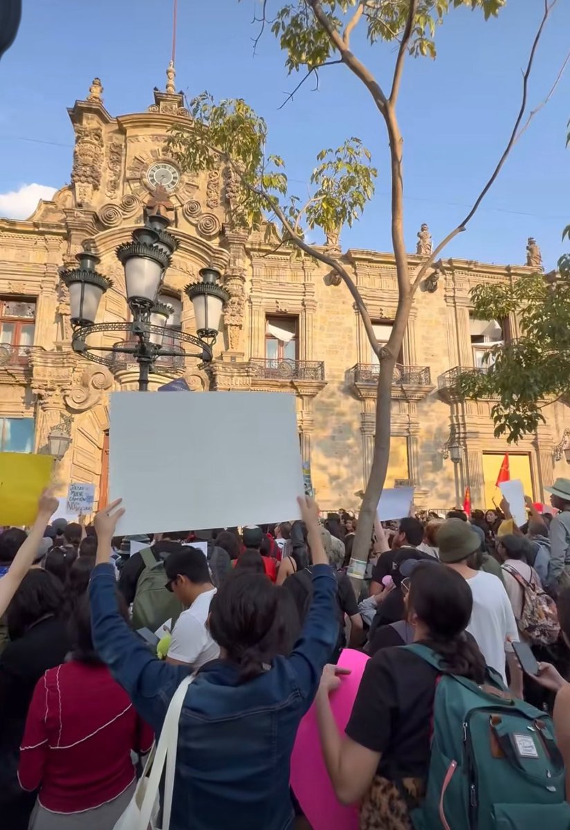 JuanYvesPalomar's tweet image. Guadalajara sale a la calle en contra del aumento de la tarifa del transporte público! 🫶🏻🚌
