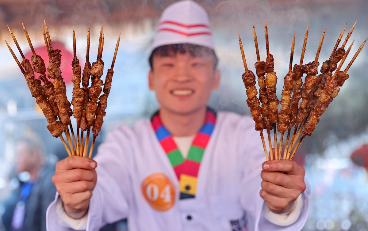 ChinaDaily's tweet image. A #barbecue-themed culinary competition took place in Qinhuangdao city, North #China's #Hebei province on Thursday. Over 100 talented chefs from 34 local catering enterprises participated in the event, competing fiercely in both designated cuisines and creative dishes. #FunChina