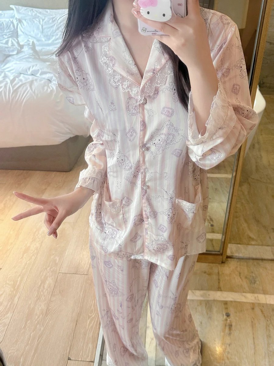 salaminaariel's tweet photo. 🤍🌙 There’s something special about nighttime, soft clothes, quiet thoughts, and a moment just for myself before drifting into sleep. ✨😌 https://t.co/wLaiptV151