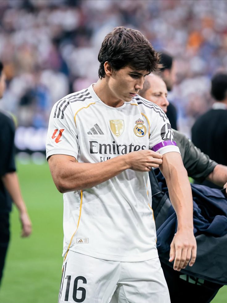 theMadridZone's tweet image. 🚨 BREAKING: Kylian Mbappé is set to be on the BENCH tomorrow.

Gonzalo is set to START. @marca