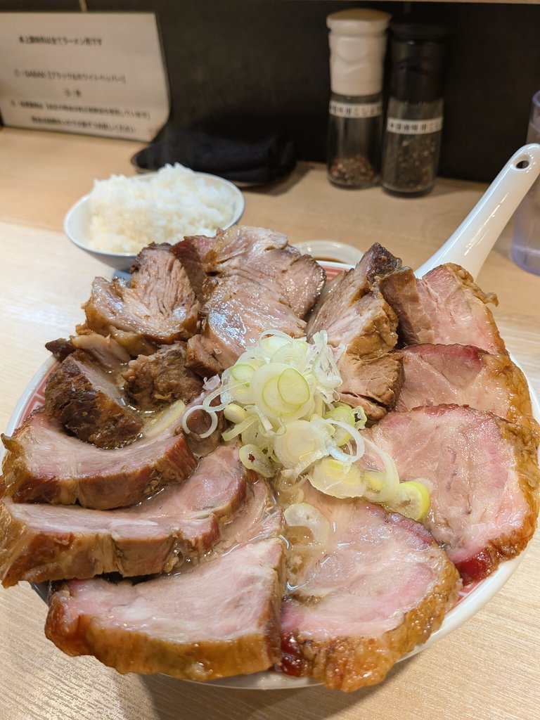 シャトーブリアンのレアステーキみたいなチャーシューが乗った最強の朝ラーメン

まるえ中華そば