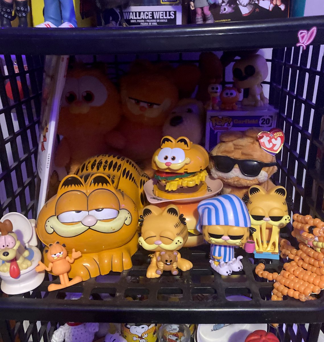 monkeyboyoy's tweet image. Also! Small look at some of my collections :3 I’ve mentioned the bones before but idk about the other stuff… I wish I could do a whole video tour 💔 I have more Garfield + snoopy + Scott pilgrim ☹️